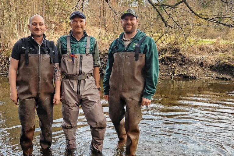 Projektteam am Fluss